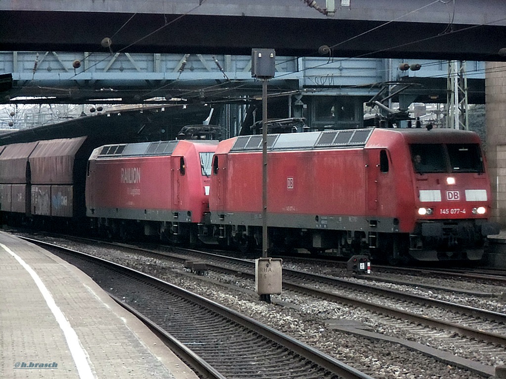 bei trüben wetter,zog 145 077-4 mit einer schwesterlok einen kohlezug durch hh-harburg,04.12.14