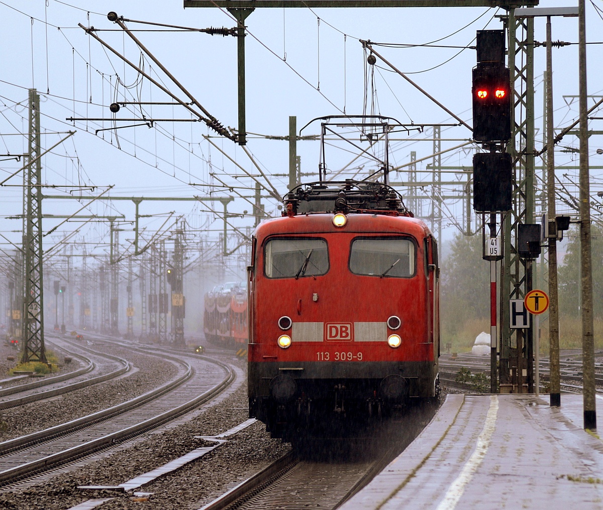 Bei typisch nordischem Wetter fuhr am 26.09.2010 die damalige 113 309-9(112 309-0) mit einem Auto/Nachtzug durch Hamburg-Harburg. Ich habe das Bild neu bearbeitet und der neuen Größe angepasst.