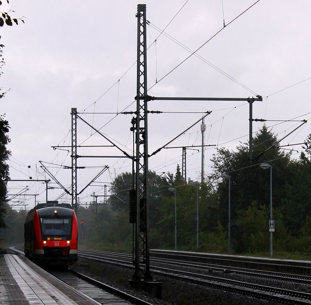 Bei typischem Nordwetter hat der RBSH Lint 0 648 347/847 als RB nach Husum Einfahrt in Schleswig. 23.08.2014