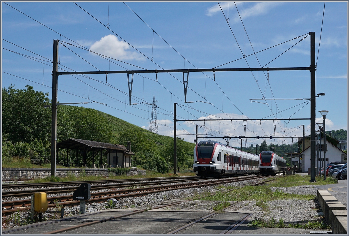 Bei der Umstellung der Stecke Genève - Bellegarde von Gleich- auf Wechselstrom wurden in La Plaine die Gleichstrommaste und Träger für die Wechselstromfahrleitung genutzt, so dass auf den ersten flüchtigen Blick die Änderung kaum auffällt, der zweite Blick aber Zeit doch kleine Unterschiede statt  Tilo -Flirts (RABe 524) verkehren nun Flirt  France  (RABe 522) und die SNCF Signale sind SBB Signalen gewichen.
Hier ist der im Pendelverkehr zwischen Genève und La Plaine eingesezte Flirt RABe 522 am Hausbahnsteig und der wohl mangels Bahnsteig ohne Halt durchfahrende Flirt nach Bellegarde zu sehen. 
20. Juni 2016