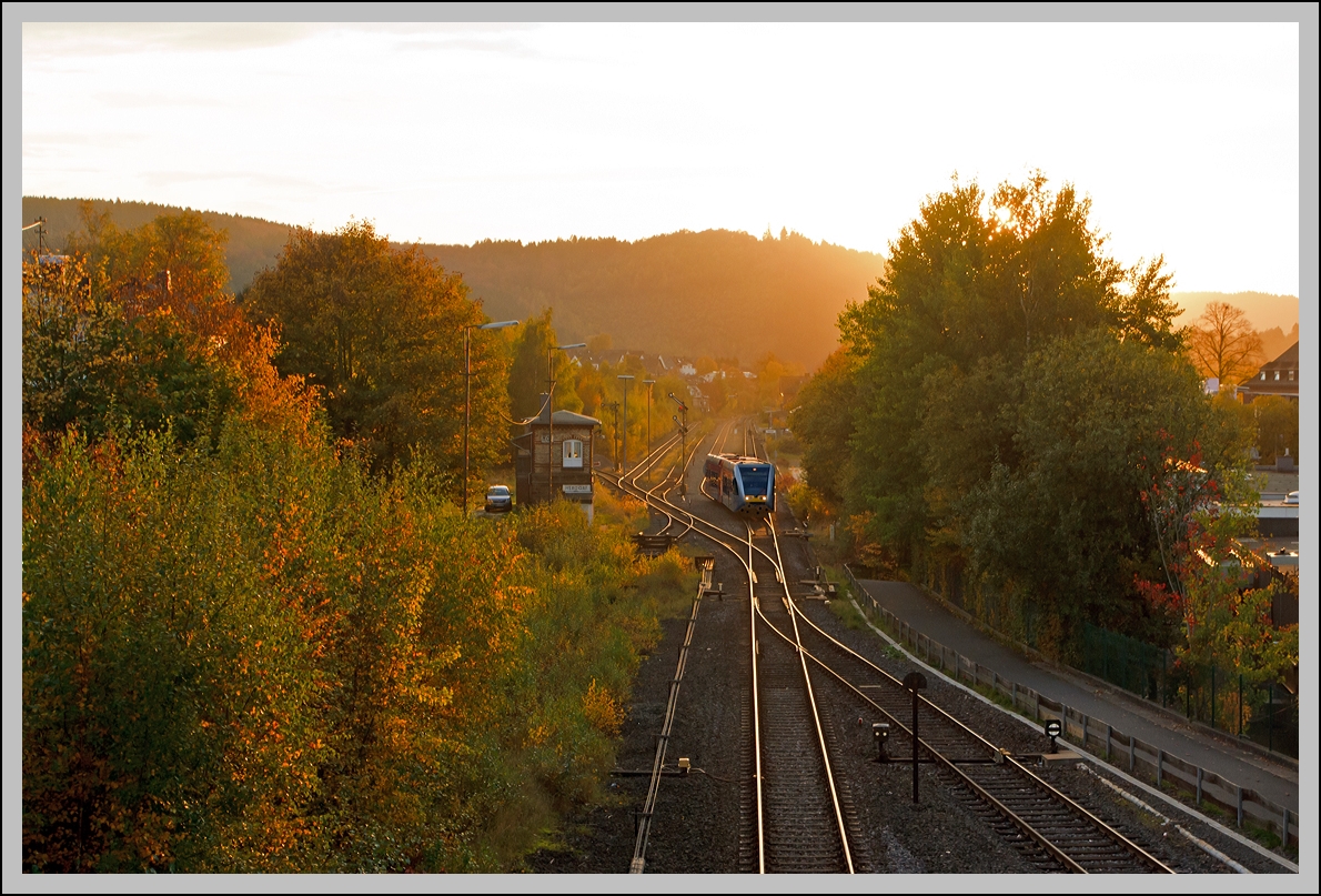 Bei untergehender Sonne....
Ein Stadler GTW 2/6 der Hellertalbahn fhrt am 22.10.2013 vom Bahnhof Herdorf weiter in Richtung Neunkirchen.
