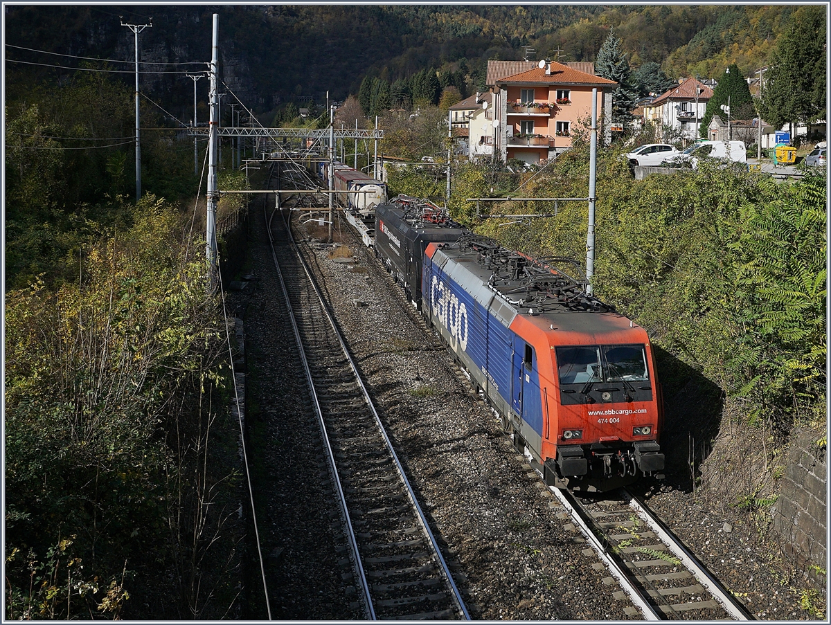 Bei Varzo habe ich heute noch einmal die Sommerzeit genutzt; nicht etwa Abends, sondern am Mittags, bzw. kurz danach, denn ab Sonntag wird der Schatten schon um Mittag den Bahnhof und die Simplonstrecke erreichten und ein Blick auf das Bild zeigt, dass auch diese Aufnahme im letzten Moment entstand: Kurz vor ein Uhr verlassen die SBB Cargo Re 474 004 und eine SBB Cargo International E 189 den Bahnhof von Varzo Richtung Süden.
27. Oktober 2017