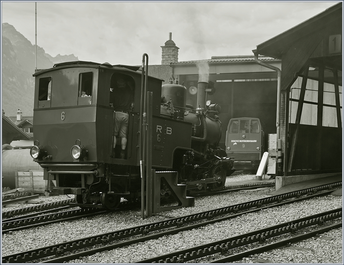 Bei der Vorbeifahrt beim Depot in Brienz konnte ich die Kohle befeuerte H 2/3 N 6 fotografieren.
8. Juli 2016