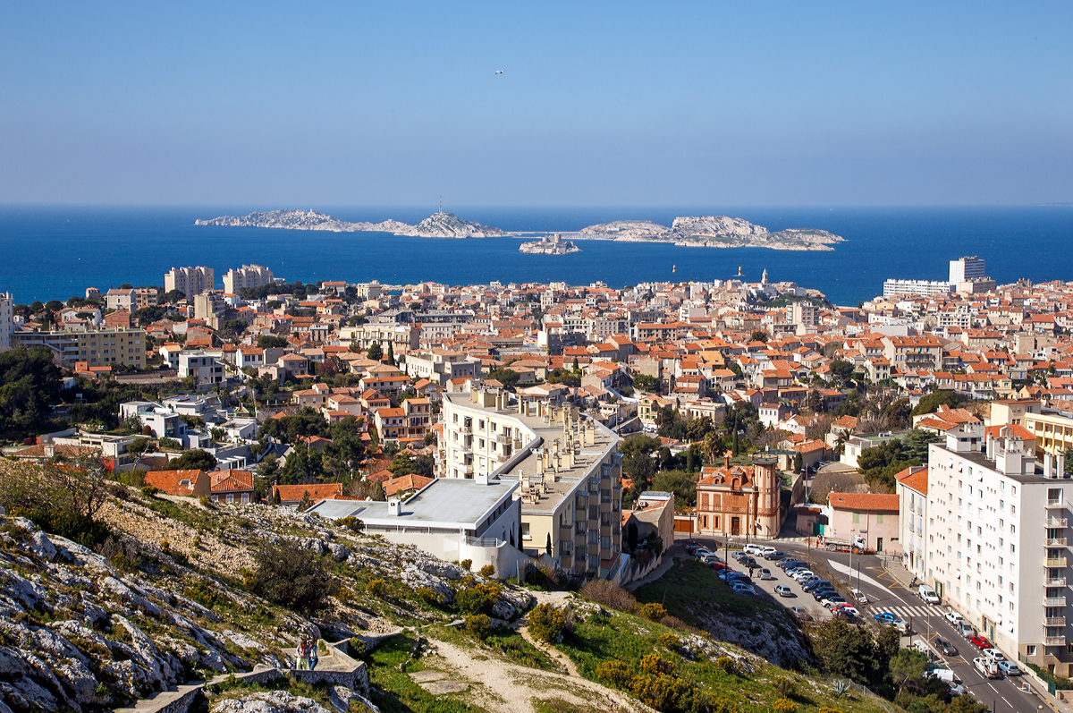 
Bei der Wallfahrtskirche Notre-Dame de la Garde in Marseille hat man einen wundervolle Aussicht auf die Frioul-Inseln (französisch Archipel du Frioul) die vier Kilometer westlich liegen (hier am 26.03.2015). 

Pomègues (links), Ratonneau (rechts), dazwischen der Damm und davor (in der Miite) die Île d’If mit dem Château d’If. In dem damaligen Gefängnis Château d’If, spielen Teile des Romans  Der Graf von Monte Christo  von Alexandre Dumas.

