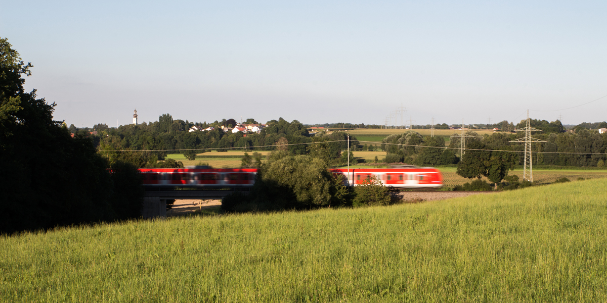 Bei Wifling auf der KBS 999.2 Erding - Markt Schwaben wurde am Abend des 07.08.16 ein 423 in Richtung München fotografiert - im Hintergrund die Ortschaft Wörth.