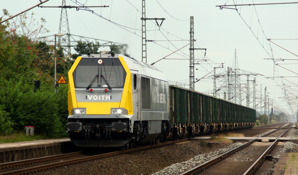 Bei der zweiten Sichtung entpuppte sich die Voith Maxima 30 CC als 263 006-9 der NBE Rail Aschaffenburg und dieselt hier mit dem zweiten Teil des Düngerzuges durch Jübek. 28.08.2012