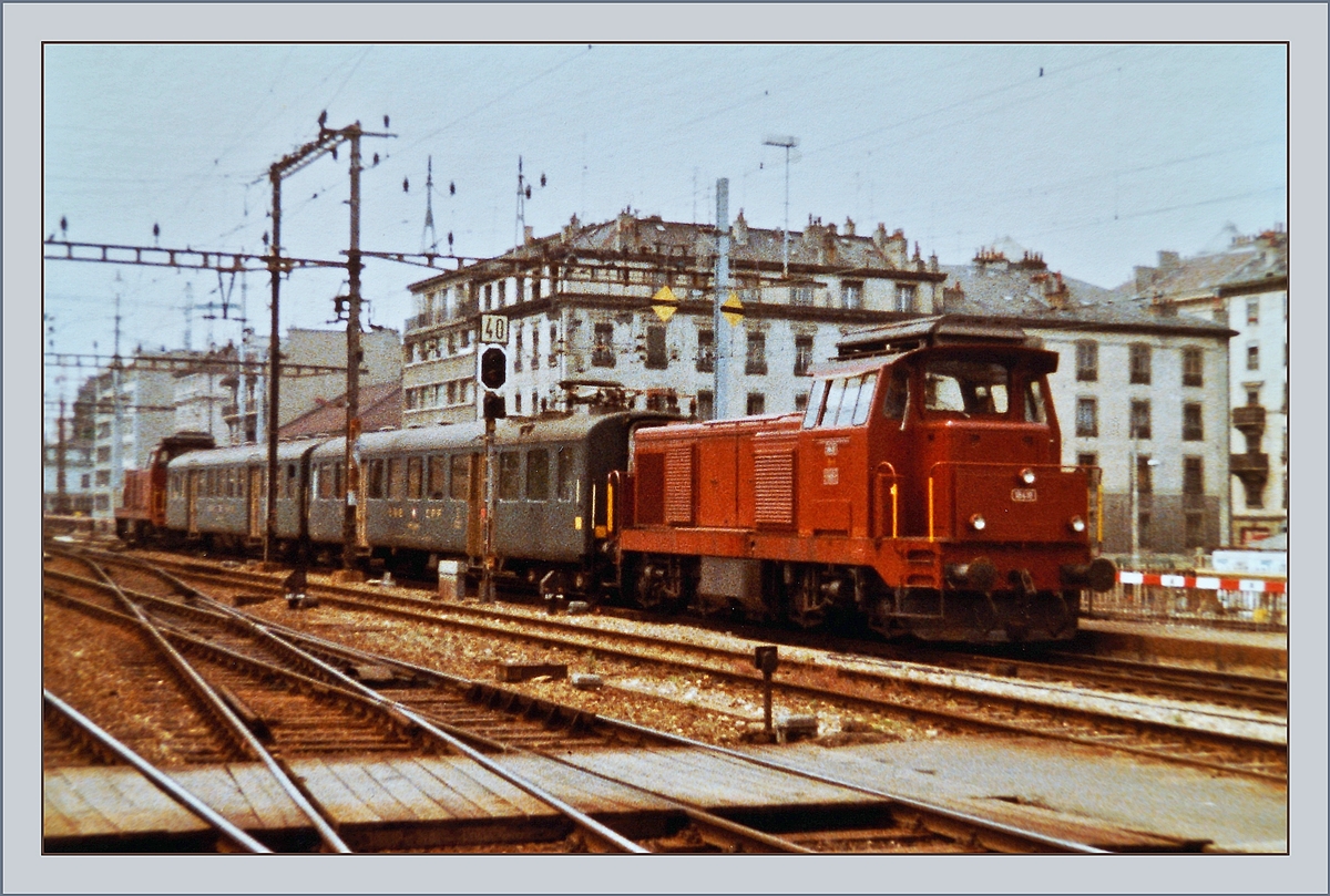 Beim Ausfall der Gleichstrompendelzüge standen Laufe der Jahre verschieden Triebfahrzeuge von SNCF und SBB im Einsatz. Neuerdings wurde sogar ein Personenwagen mit einem Pantographen ausgerüstet um bei der Traktion durch eine Diesellok (ohne Heizleitung) den Strom aus der Heizleitung beziehen zu können. 

Im Bild die Regionalzüge 4018 und 4019 von und nach La Plaine beim Wenden in Genève mit der Bm 4/4 18410 Seite Genève und einer weiteren Seite La Plaine. 17. Juni 19833