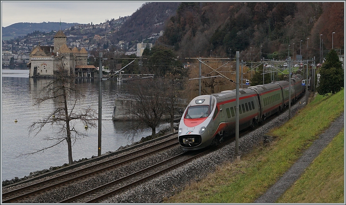 Beim Château de Chillon ist ein FS Trenitalia ETR 610 als EC mit leider offener Schnautze  auf der Fahrt in Richtung Milano. 

3. Jan. 2023
