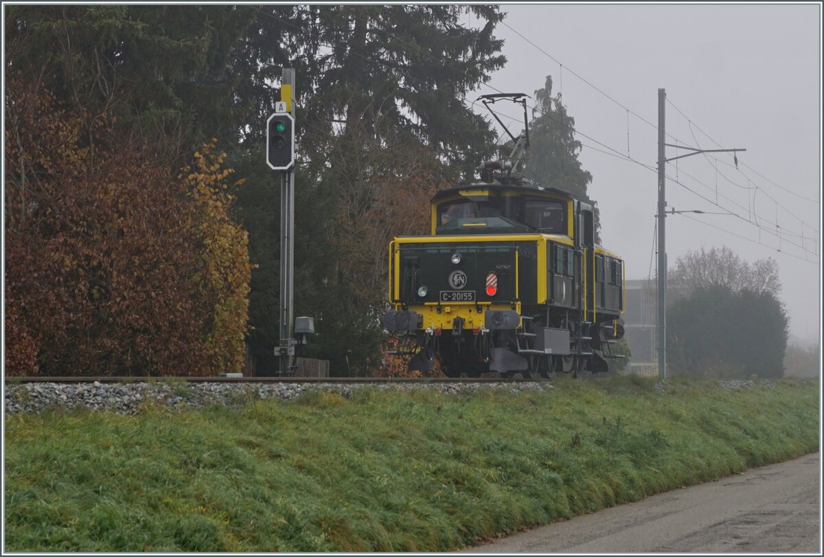 Beim Einfahrsignal  A  von Balsthal ist die hervorragend hergerichtet SNCF C 20155 UIC N° 97 85 1 932-0 (ex SBB Ee 3/3 II 16515, ex SNCF C 20155) auf der Fahrt auf der Strecke der OeBB von Balsthal nach Klus. 

8. Nov. 2025
