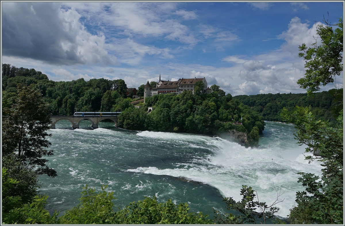 Beim rauschenden Rheinfall berquert ein Thurbo GTW RABe 526 die Rheinbrcke Richtung Neuhausen.
18. Juni 2016