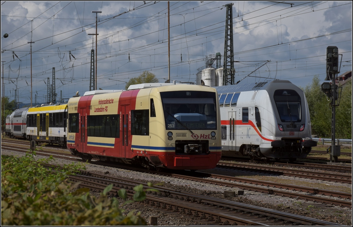 Beim Seehäsle stehen die Zeichen noch auf HzL (Hohenzollerische Landesbahn). VT 253 oder 650 382 wartet auf seinen nächsten Einsatz abseits des Bahnsteigs. Dahinter parkt der IC2 4895. Radolfzell, August 2020.