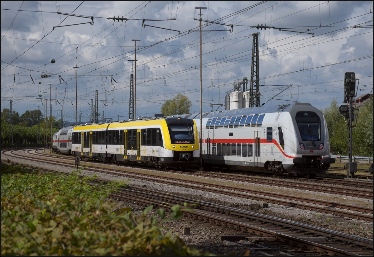 Beim Seehäsle stehen die Zeichen noch auf HzL (Hohenzollerische Landesbahn). Lint 622 461 der SWEG wartet auf seinen nächsten Einsatz abseits des Bahnsteigs. Dahinter parkt der IC2 4895. Radolfzell, August 2020.