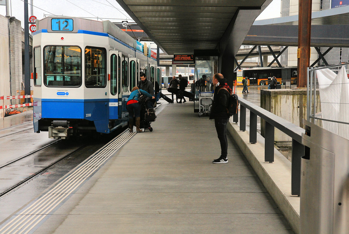Beim Tram 2000 Nr. 2099 am Flughafen Zürich sieht man gut, dass die Einstiegsverhältnisse via Treppe nicht optimal sind. (Im Niederflurteil in der Mitte einzusteigen wäre leichter gewesen!). 5.März 2020