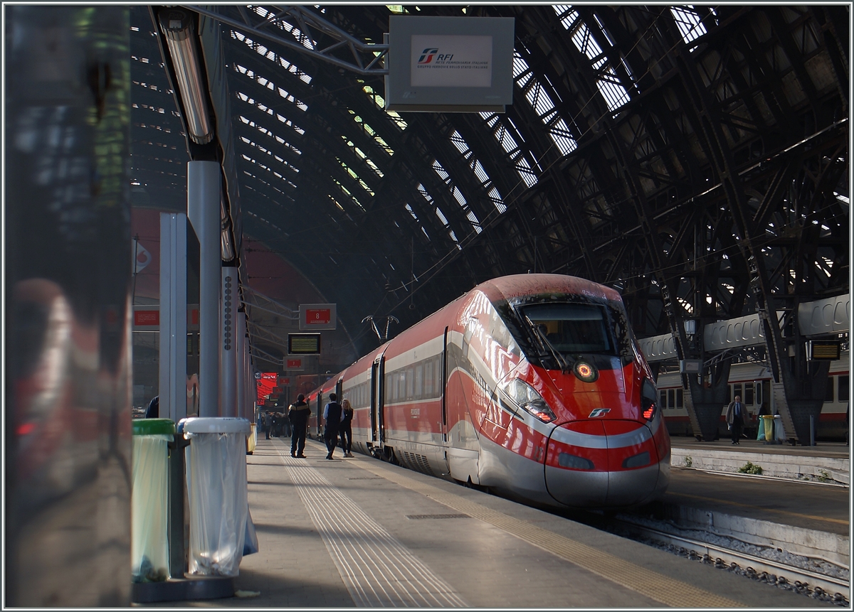 Beim Umsteigen in Milano konnte ich diesen Trenitalia ETR 400 fotografieren.
Die ETR 400 bernehmen mehr und mehr von den ETR 500 die Non-Stop- Leistungen Milano-Roma.
10. Nov. 2015