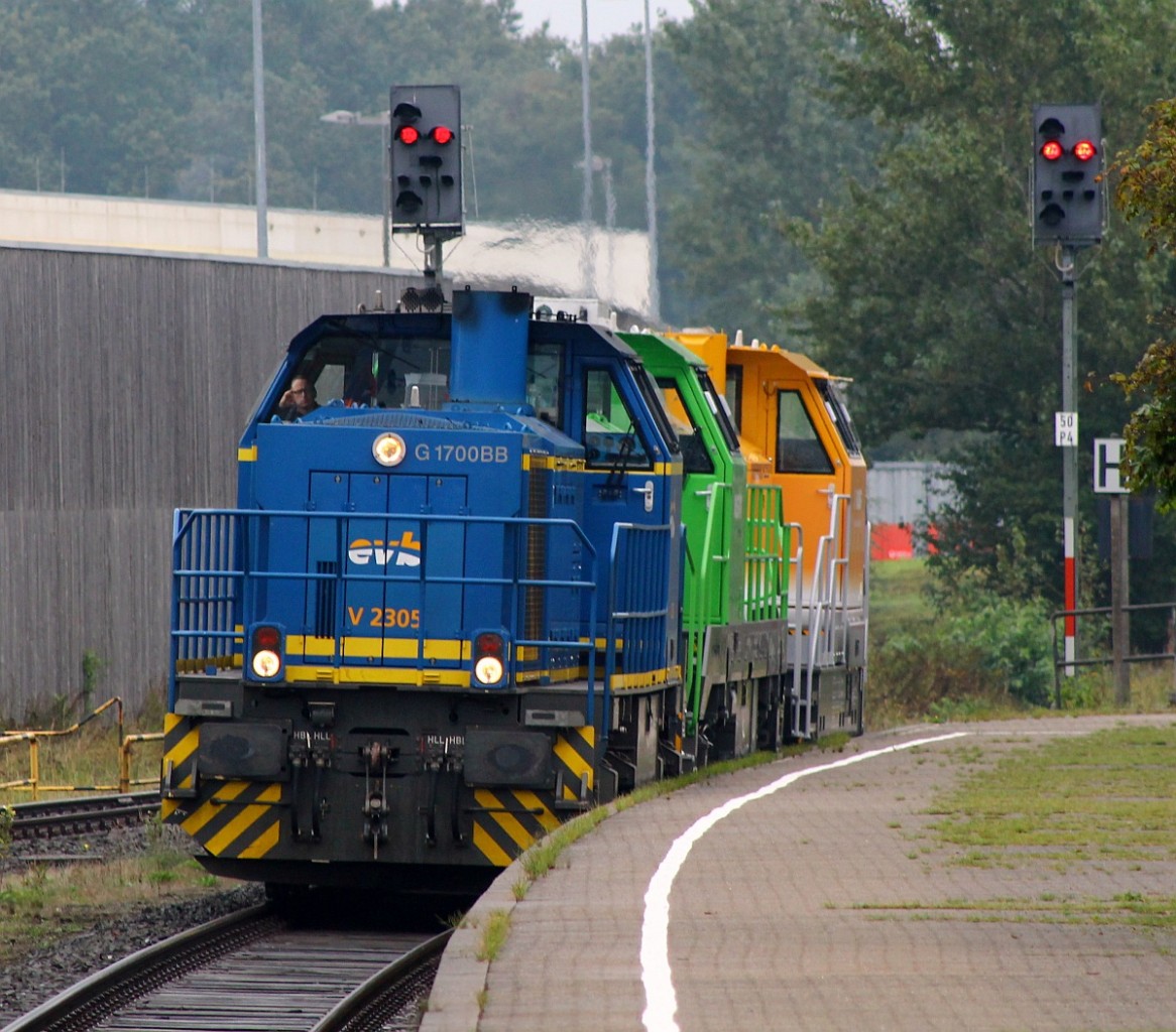 Beim warten auf die angekündigte V 200 kam überraschend ein kleiner Lokzug nach Husum gedieselt, dieser bestand aus MWB/EVB V 2305/277 405-7 sowie einer Vossloh G18(ohne Nummer)und der für BASF bestimmten G6. Hususm 10.09.2013