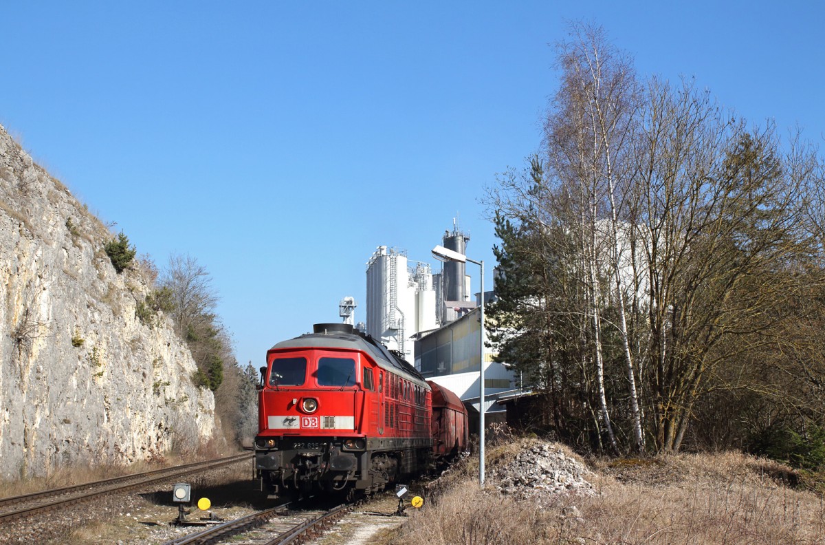 Beim Zurückdrücken ihres Kalk-Leezuges wurde 232 635-3 bei der Fa. Eduard Merkle GmbH & Co. KG bei Gerhausen am 13.03.14 beobachtet.