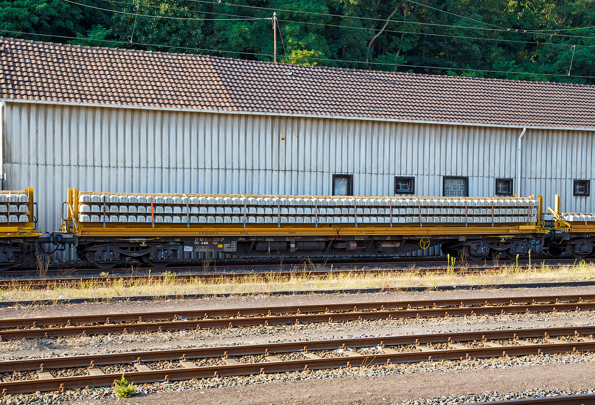 
Beladener Schwellenwagen der Schweerbau abgestellt am 14.07.2018 im Bahnhof Au (Sieg). Der Schwellenwagen besteht aus einem Drehgestell-Containertragwagen der Gattung Sgs (37 80 4541 022-2 D-WSG) und einem 8,7 t schweren Traggestell (Schwellenträger-Modul). Zwischen den einzelnen Wagen können im Baubetrieb Überfahrbrücken, für die Schwellen-Portalkrane vom Umbauzug, eingelegt werden. So können dann die Portalkrane über den ganzen Schwellenzug fahren, um Schellen zu entnehmen bzw. Alt-Schwellen wieder anzulegen, siehe http://hellertal.startbilder.de/bild/Deutschland~Unternehmen~Schweerbau/184517/schweizer-hightech-auf-der-kbs-445.html

Der Wagen ist eingestellt durch Waggonservice WSG mbH.

Technische Daten:
Spurweite: 1.435 mm
Länge über Puffer: 19.640 mm
Länge der Ladefläche: 18.400 mm
Drehzapfenabstand: 14.600 mm
Radsatzstand in den Drehgestellen: 1.800 mm
Raddurchmesser: 920 mm (neu) / 860 mm (abgenutzt)
Eigengewicht (Wagen): 18.500 kg
Gewicht des Ladegestells: 8.670 kg
Maximales Ladegewicht: 62,3 t (ab Streckenklasse C)
Max. Geschwindigkeit: 100 km/h (leer 120 km/h)
kleinster befahrbarer Gleisbogenradius: R 75 m (bei eingelegten Überfahrbrücken R 190 m)
Bremse: Ch-GP-A
Handbremse: Ja
