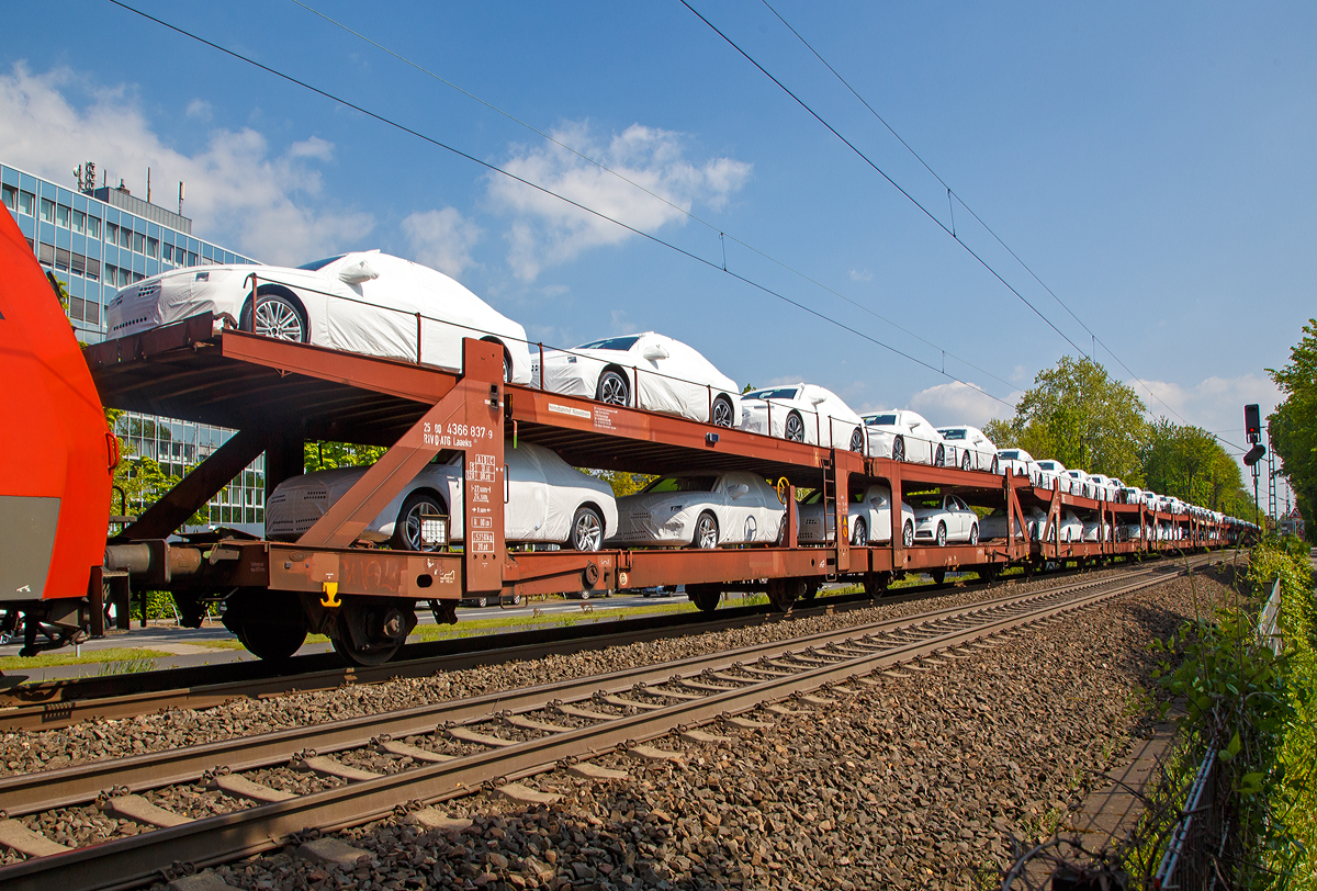 
Beladener vierachsiger Doppelstock-Autotransportwagen 25 80 4366 837-9 D-ATG der Gatttung Laaeks 553 der DB Cargo Logistics GmbH (ex ATG Autotransportlogistic GmbH) am 30.04.2019 im Zugverband bei der Durchfahrt in Bonn-Gronau (nhe dem Bf Bonn UN Campus).

Auch wenn der Heimatbahnhof der Transportwagen Rsselsheim ist, so ist das Ladegut eher aus Ingolstadt.

Bauart 553 und 556 – mit verstellbarer oberer Ladeebene an den Wagenenden

Die zuverlssigen und robusten Wagen dieser Bauarten wurden fr den internationalen Transport von PKW entwickelt. Die obere Ladeebene kann zur Be- und Entladung sowie fr den Transport in drei verschiedene Positionen gestellt werden.

Zur Be- und Entladung der oberen Ladeebene an Kopframpen knnen die Wagenenden aus der Transportstellung in die sogenannte Rampenstellung abgesenkt beziehungsweise angehoben werden. Des Weiteren knnen die Wagenenden der oberen Ladeebene in die Beladestellung angehoben werden. Hierdurch wird die maximale Durchfahrtshhe fr die Be- und Entladung der Fahrzeuge auf der unteren Ladeebene realisiert.

TECHNISCHE DATEN:
Gattung: Laaeks 553
Spurweite: 1.435 mm
Anzahl der Achsen: 4
Lnge ber Puffer : 27.000 mm
Ladelnge : 26.100 mm (unten) / 26.500 mm (oben)
Ladebreite : 3.000 mm (unten) / 2.910 mm (oben)
Wagenhhe: 3.400 mm
Hchstgeschwindigkeit: 100 km/h (120 km/h leer)
Eigengewicht: 25.750 kg
Nutzlast: 18,5 t (unten max. 12 t / oben max. 10 t)
Abstand der ueren Radstze: 22.300 mm (9.000 / 4.300 / 9.000 mm)
Kleinster befahrb. Gleisbogenhalbmesser: 80 m