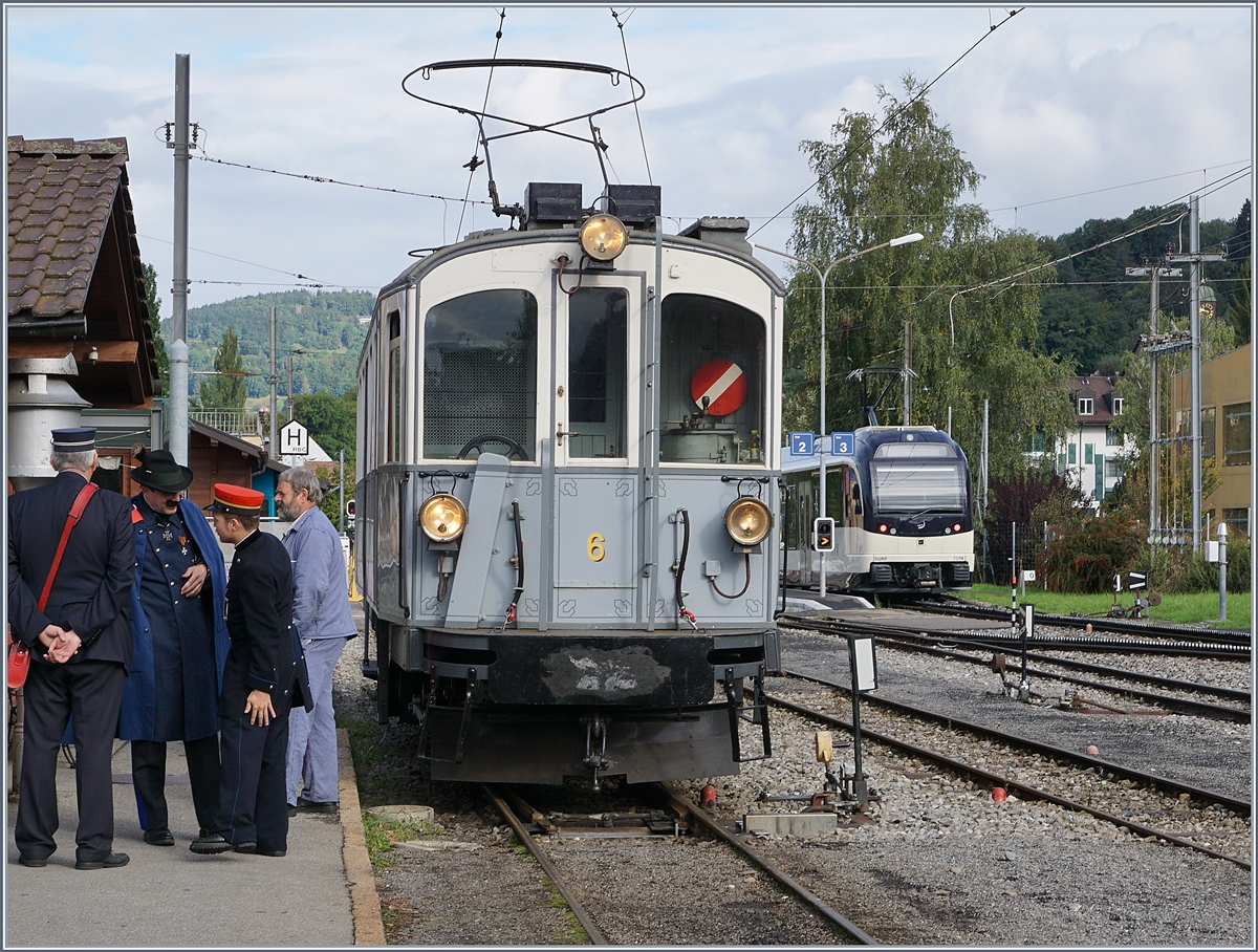 Belle Epoque der Blonay - Chamby Bahn mit zeigenössichen Reisenden und den MCM BCFe 4/4 N° 6 am 17. Sept. 2017