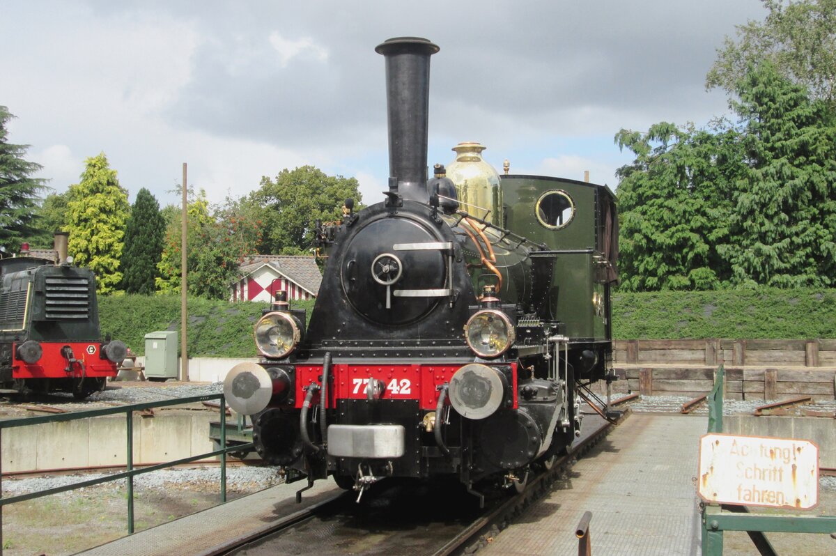 BELLO 7742 von der SHM steht am 6 September 2015 als Gastlok auf die Drehscheibe von der VSM in Beekbergen. 