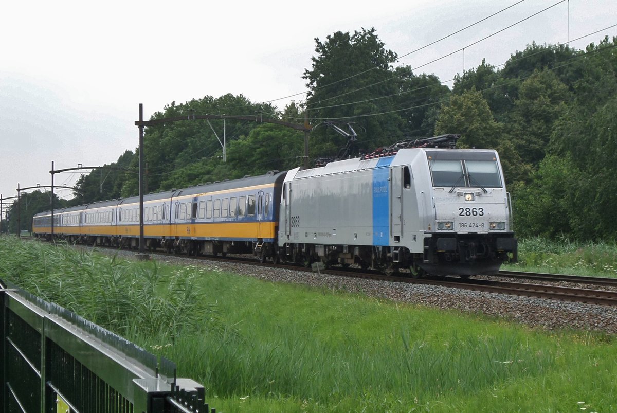 Benelux-IC mit 186 424 passiert am 23 Juli 2016 Dordrecht Zuid.