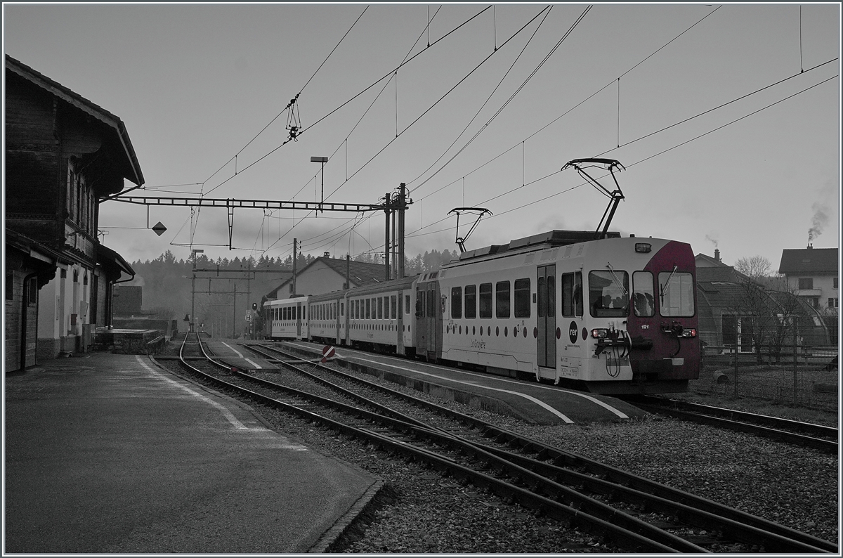 Bereits bei der Rückfahrt des Zugs als S 60 14955 hat sich der Nebel in Broc Village verzogen. Der Zug ist wie folgt formiert: (von hinten nach vorne) TPF Be 4/4 121, B 207, B209 und ABt 221.

26. Nov. 2020