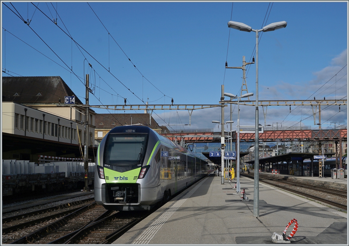 Bereits fest im Griff der MIKA RABe 528 ist die Strecke Bern - Neuchâtel - La Chaux-de-Fonds. Im Bild der in Neuchâtel ankommende MIKA RABe 528 105 (der hier Baustellenbedingt für die Rückfahrt nach Bern wendet). 

6. Juni 2021