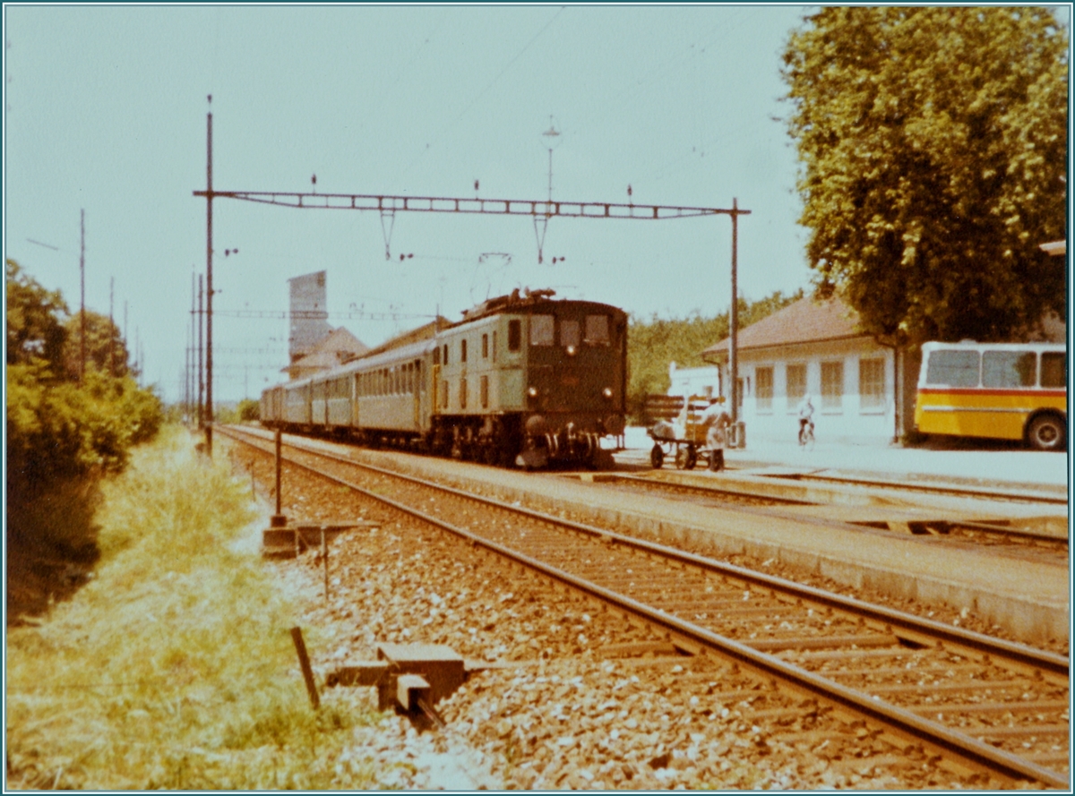 Bereits im Sommer 1981 war abzusehen, dass der Fahrzeugbestand für den Taktfahrplan 1982 äusserst knapp war. Folglich musste auch auf ältere Triebfahrzeuge zurückgegriffen werden. Die Ae 3/5 Gotthard Auto-Tunnel-Loks waren sein der Eröffnung des Strassentunnel 1980 entbehrlich und so suchte die SBB für die alten Loks ein neues Einsatzgebiet. Bei Probefahrten auf der Strecke Lyss - Solothurn - Herzogenbuchsee zeigte sich jedoch, dass die kleinen Loks die Fahrzeiten nicht einhalten konnten. Schliesslich fanden sie ihren Platz im Raum Wohlen - Lenzburg. 
Das Bild zeigt eine Ae 3/5 mit einem Personenzug Lyss - Herzogenbuchsee bei der Ankunft in Büren an der Aare. 

Analog Bild (110 Film) vom Sommer 1981