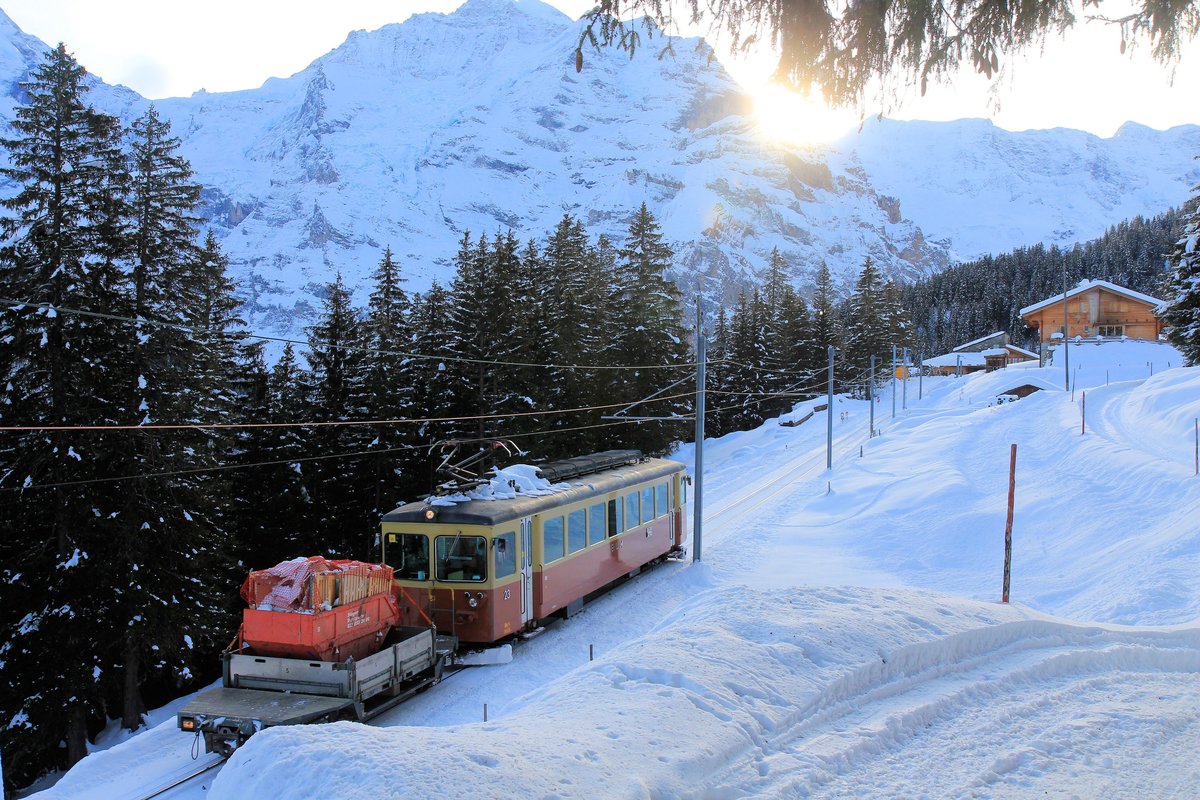 Bergbahn Lauterbrunnen - Mürren: Gerade geht die Sonne hinter der Jungfrau auf, als Triebwagen 23 von Winteregg her kommt. 14. Dezember 2020 