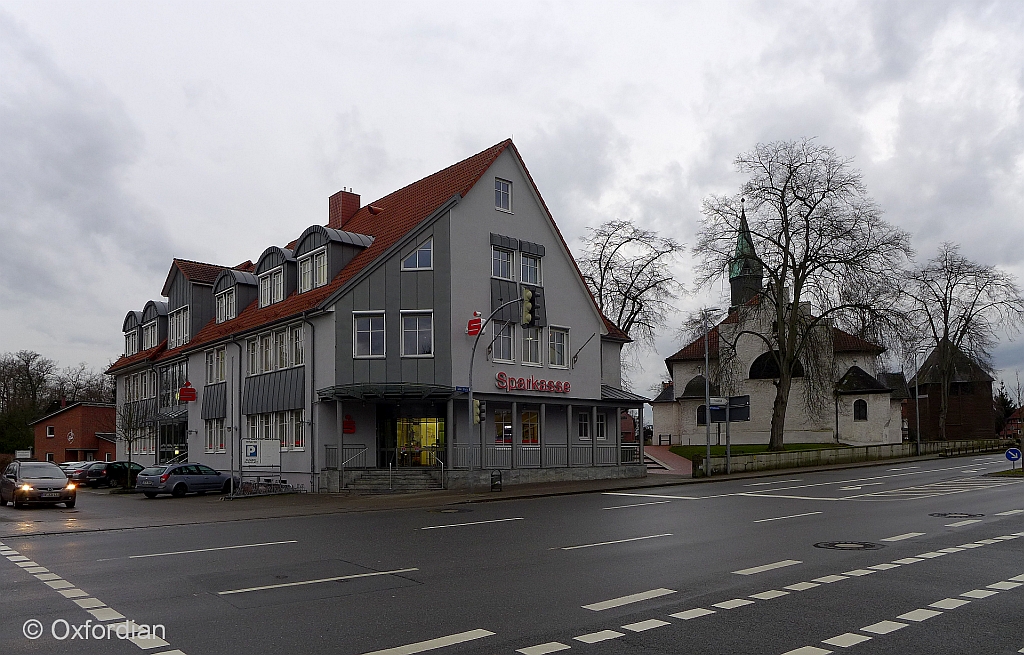 Bergen Krs. Celle, Sparkasse und St. Martin-Kirche.