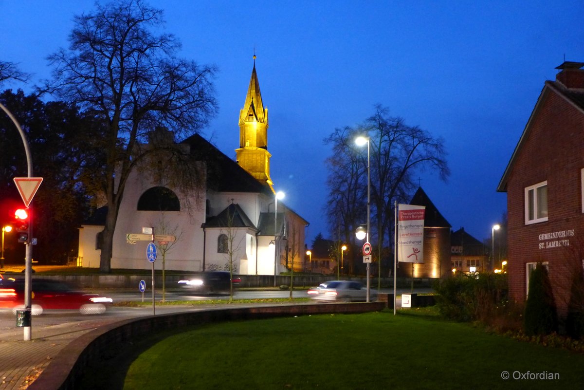 Bergen (Krs. Celle), St. Lamberti Kirche an einem Novemberabend.