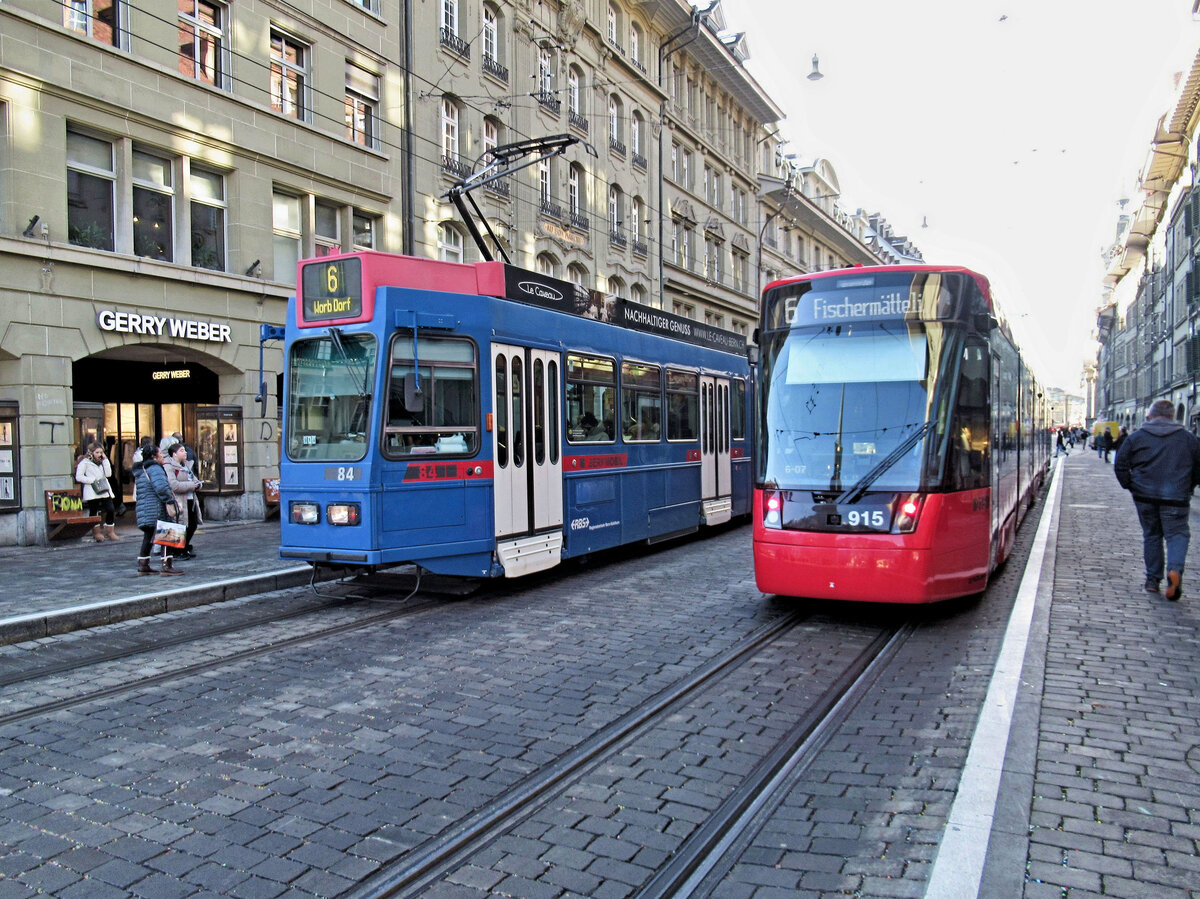 Bern - Ablösung und Abschied. Nur noch wenige Tage  Blaues Bähnchen  auf der Linie 6 (von und nach Worb), und schon übernehmen die neuen Stadler-Tramlink, hier 915. Bärenplatz, 27.November 2024  