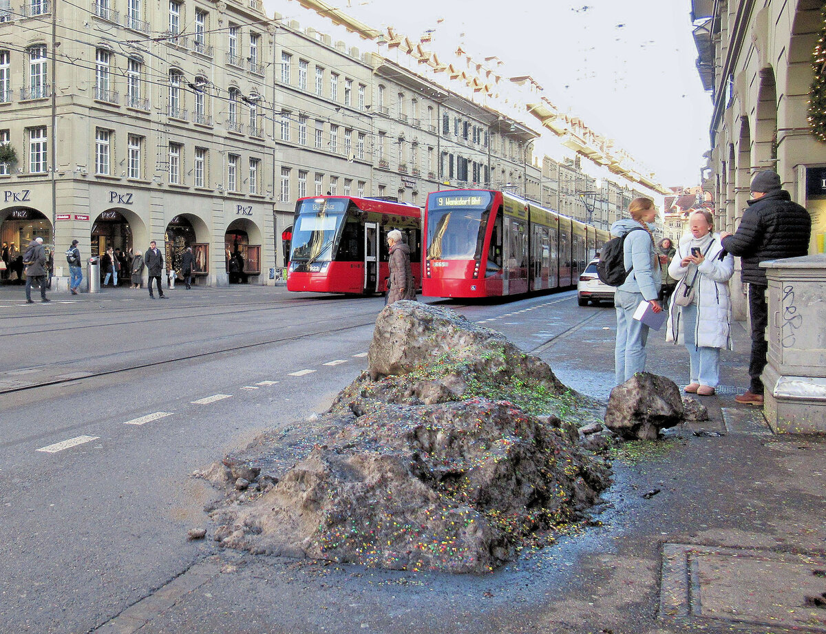 Bern mit schmelzendem Konfetti-Schneehaufen. Links der neue Stadler-Tramlink 923, und rechts sein knapp 15 Jahre älterer Bruder, der Siemens-Combino 665. 27.November 2024   