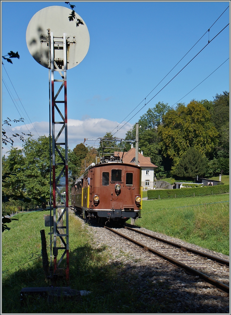  BERNE EN FETE  bei der Blonay Chamby Museumsbahn - der eigentliche Star war jedoch die kleine BOB HGe 3/3 N 29 die hier vor dem Einfahrtsignal in Chaulin auf die Weiterfahrt wartet. 
13. Sept. 2014