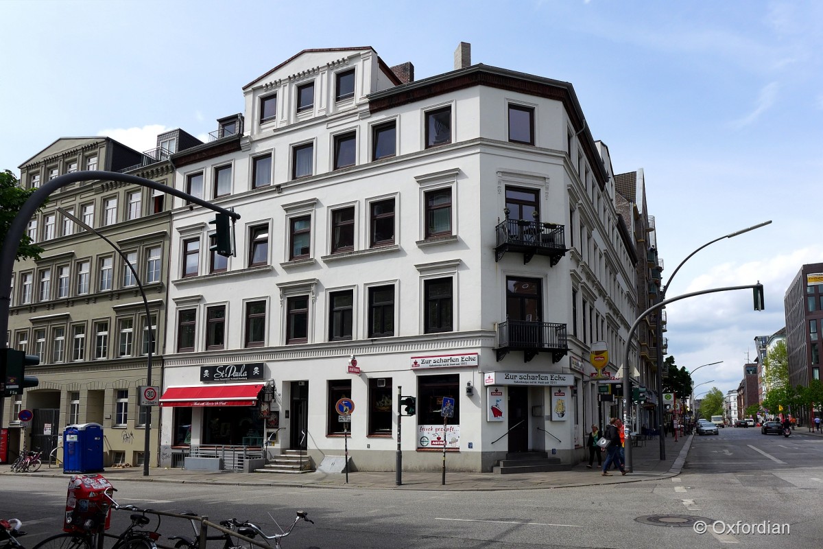 Bernhard-Nocht-Straße in Hamburg St. Pauli mit  St.Paula Kiezmanufaktur  und Hafenkneipe  Zur scharfen Ecke .