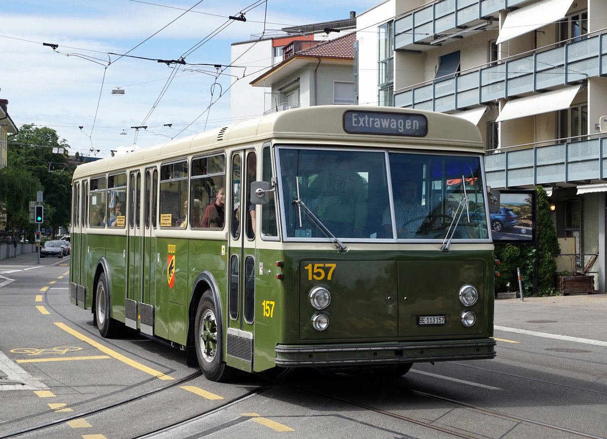 BERNMOBIL historique.
Die ersten öffentlichen Fahrten von BERNMOBIL historique fanden am 24. Juni 2018 statt.
Für die voll ausgebuchten Sonderfahrten standen folgende Fahrzeuge im Einsatz:

Be 8/8 (Nr.  719, Baujahr 1973)
Be 4/4 (Nr. 107, Baujahr 1947)
Dampftram (Nr. 12, Baujahr 1894)
Saurer-Autobus (Nr. 5, Baujahr 1924)
FBW Autobus  (Nr. 157, Baujahr 1965)

20 Oldtimer auf Schiene und Strasse
Die Sammlung der Stiftung BERNMOBIL historique umfasst insgesamt 20 Fahrzeuge: 10 Schienenfahrzeuge, 8 Autobusse sowie 2 Trolleybusse, darunter neben dem Dampftram auch das beliebte Waggon-Restaurant oder das Fondue-Tram. Sie dokumentieren alle wichtigen Epochen und Fahrzeugtypen des Nahverkehrs in der Stadt und Agglomeration Bern. Die Stiftung bündelt das Wissen wie auch die finanziellen und personellen Ressourcen, um die nostalgischen Fahrzeuge unterhalten und betreiben zu können. Die Form der Stiftung bietet Gewähr dafür, dass die Fahrzeuge langfristig als historisches Erbe der Stadt Bern erhalten bleiben.
Foto: Walter Ruetsch 