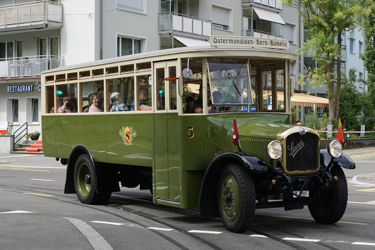 BERNMOBIL historique.
Die ersten öffentlichen Fahrten von BERNMOBIL historique fanden am 24. Juni 2018 statt.
Für die voll ausgebuchten Sonderfahrten standen folgende Fahrzeuge im Einsatz:

Be 8/8 (Nr.  719, Baujahr 1973)
Be 4/4 (Nr. 107, Baujahr 1947)
Dampftram (Nr. 12, Baujahr 1894)
Saurer-Autobus (Nr. 5, Baujahr 1924)
FBW Autobus  (Nr. 157, Baujahr 1965)

20 Oldtimer auf Schiene und Strasse
Die Sammlung der Stiftung BERNMOBIL historique umfasst insgesamt 20 Fahrzeuge: 10 Schienenfahrzeuge, 8 Autobusse sowie 2 Trolleybusse, darunter neben dem Dampftram auch das beliebte Waggon-Restaurant oder das Fondue-Tram. Sie dokumentieren alle wichtigen Epochen und Fahrzeugtypen des Nahverkehrs in der Stadt und Agglomeration Bern. Die Stiftung bündelt das Wissen wie auch die finanziellen und personellen Ressourcen, um die nostalgischen Fahrzeuge unterhalten und betreiben zu können. Die Form der Stiftung bietet Gewähr dafür, dass die Fahrzeuge langfristig als historisches Erbe der Stadt Bern erhalten bleiben.
Foto: Walter Ruetsch 