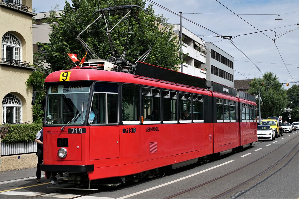 BERNMOBIL historique.
Die ersten �ffentlichen Fahrten von BERNMOBIL historique fanden am 24. Juni 2018 statt.
F�r die voll ausgebuchten Sonderfahrten standen folgende Fahrzeuge im Einsatz:

Be 8/8 (Nr.  719, Baujahr 1973)
Be 4/4 (Nr. 107, Baujahr 1947)
Dampftram (Nr. 12, Baujahr 1894)
Saurer-Autobus (Nr. 5, Baujahr 1924)
FBW Autobus  (Nr. 157, Baujahr 1965)

20 Oldtimer auf Schiene und Strasse
Die Sammlung der Stiftung BERNMOBIL historique umfasst insgesamt 20 Fahrzeuge: 10 Schienenfahrzeuge, 8 Autobusse sowie 2 Trolleybusse, darunter neben dem Dampftram auch das beliebte Waggon-Restaurant oder das Fondue-Tram. Sie dokumentieren alle wichtigen Epochen und Fahrzeugtypen des Nahverkehrs in der Stadt und Agglomeration Bern. Die Stiftung b�ndelt das Wissen wie auch die finanziellen und personellen Ressourcen, um die nostalgischen Fahrzeuge unterhalten und betreiben zu k�nnen. Die Form der Stiftung bietet Gew�hr daf�r, dass die Fahrzeuge langfristig als historisches Erbe der Stadt Bern erhalten bleiben.
Foto: Walter Ruetsch 