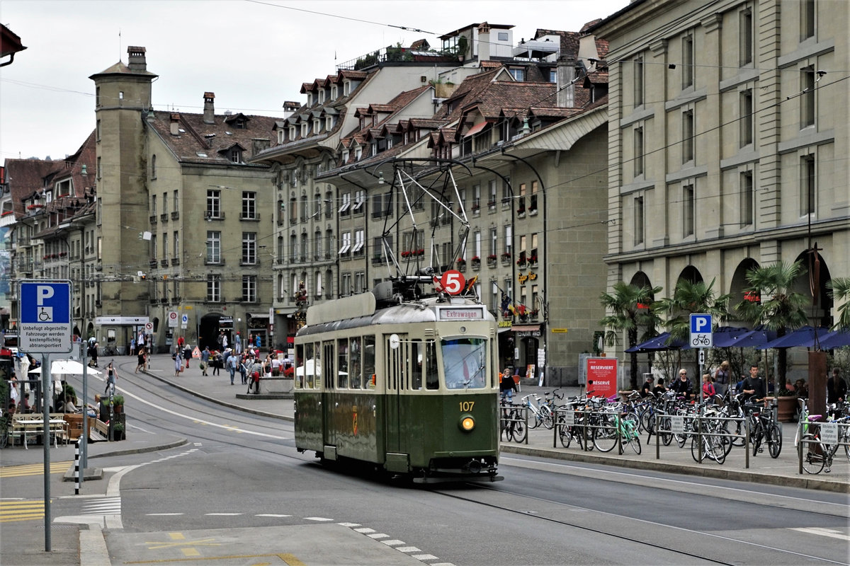 BERNMOBIL historique.
Die ersten �ffentlichen Fahrten von BERNMOBIL historique fanden am 24. Juni 2018 statt.
F�r die voll ausgebuchten Sonderfahrten standen folgende Fahrzeuge im Einsatz:

Be 8/8 (Nr.  719, Baujahr 1973)
Be 4/4 (Nr. 107, Baujahr 1947)
Dampftram (Nr. 12, Baujahr 1894)
Saurer-Autobus (Nr. 5, Baujahr 1924)
FBW Autobus  (Nr. 157, Baujahr 1965)

20 Oldtimer auf Schiene und Strasse
Die Sammlung der Stiftung BERNMOBIL historique umfasst insgesamt 20 Fahrzeuge: 10 Schienenfahrzeuge, 8 Autobusse sowie 2 Trolleybusse, darunter neben dem Dampftram auch das beliebte Waggon-Restaurant oder das Fondue-Tram. Sie dokumentieren alle wichtigen Epochen und Fahrzeugtypen des Nahverkehrs in der Stadt und Agglomeration Bern. Die Stiftung b�ndelt das Wissen wie auch die finanziellen und personellen Ressourcen, um die nostalgischen Fahrzeuge unterhalten und betreiben zu k�nnen. Die Form der Stiftung bietet Gew�hr daf�r, dass die Fahrzeuge langfristig als historisches Erbe der Stadt Bern erhalten bleiben.
Foto: Walter Ruetsch 