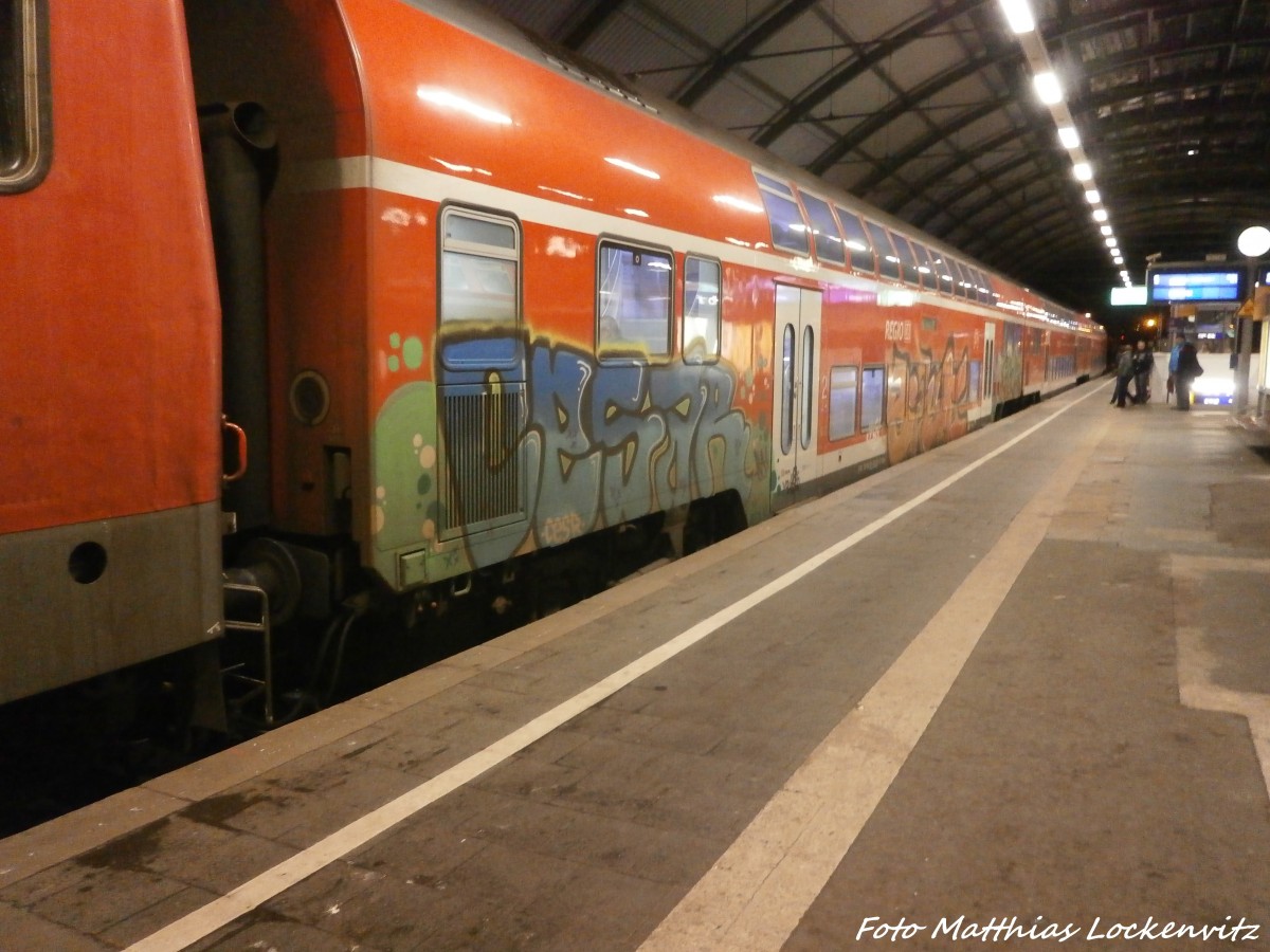 Beschmierte Doppelstockwagen im Bahnhof Halle (Saale) Hbf am 10.1.15