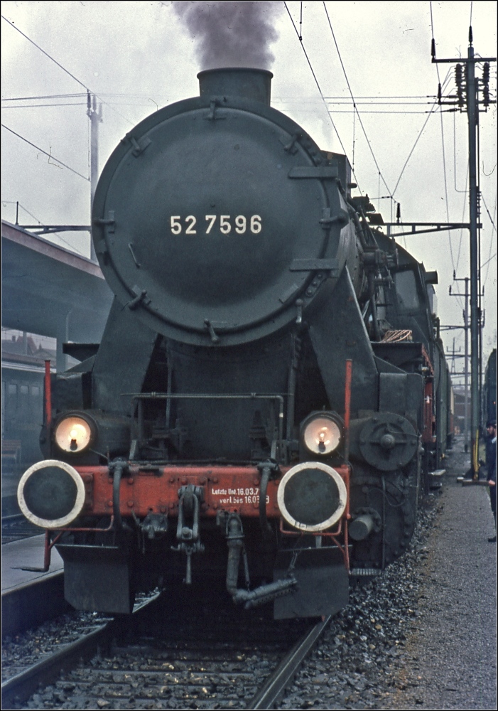 Besuch der alten Dame in Wil. Die 52 7596 der Eisenbahnfreunde Hohenzollern durfte während dem DB-Dampfverbot nur auf dem Hohenzollern'schen Bahnnetz fahren und bei der MThB. April 1978.