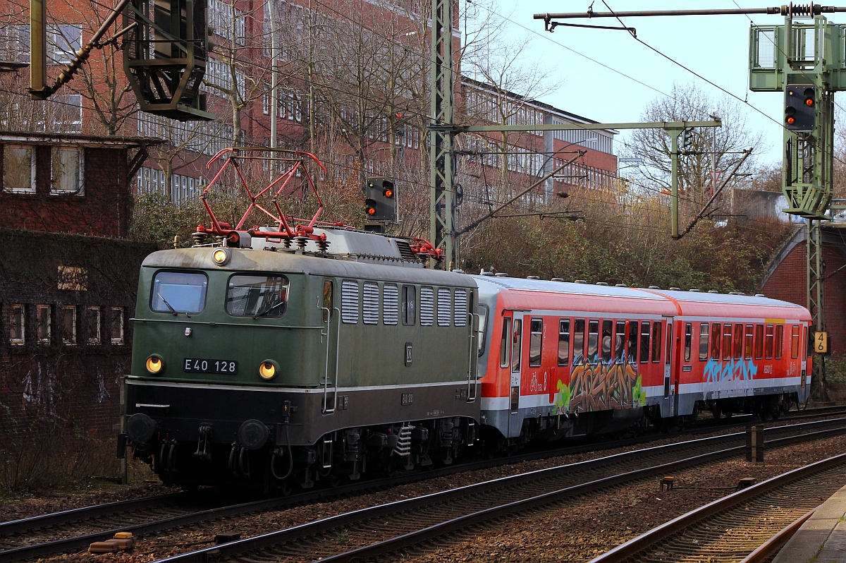 Besuch aus dem DB Museum Koblenz-Lützel im Norden...E40 128(6 140 128-0, REV/NN X/25.03.09) war am Abend vorher in Kiel angekommen um den kürzlich erworbenen 0628/0928 201 abzuholen. Da es auf der Rückfahrt aber technische Probleme gab verspätete sich die ganze Sache so blieb anstatt einer Aufnahme an der Strecke nur eine Aufnahme bei der Ankunft in Hamburg-Harburg(bitte keine Kommentare/Diskussion wegen dem Grafitti). E40 128 mit 0628/0928 201 als DBMLr 91341 beim Halt in Hamburg-Harburg. 11.03.2015