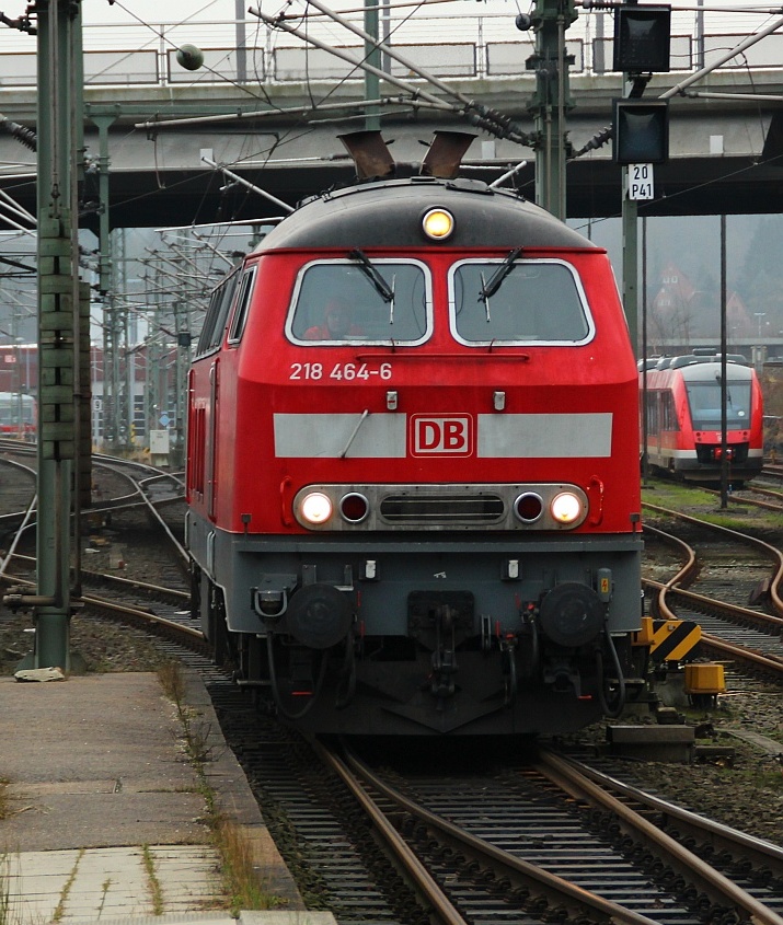 Besuch aus dem Süden im Norden Deutschlands, 218 464-6 rangiert hier im Hbf Kiel umher. 31.12.2011