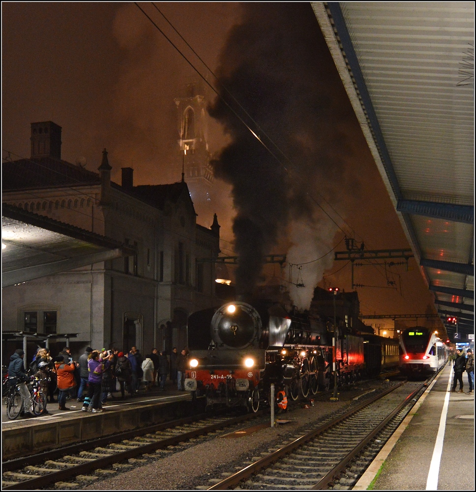 Besuch der Grande Dame 241-A-65 in Konstanz.

Erst zwei Minuten vor der planmäßigen Abfahrt nach Full konnte der Zug bereitgestellt werden. Dezember 2015.