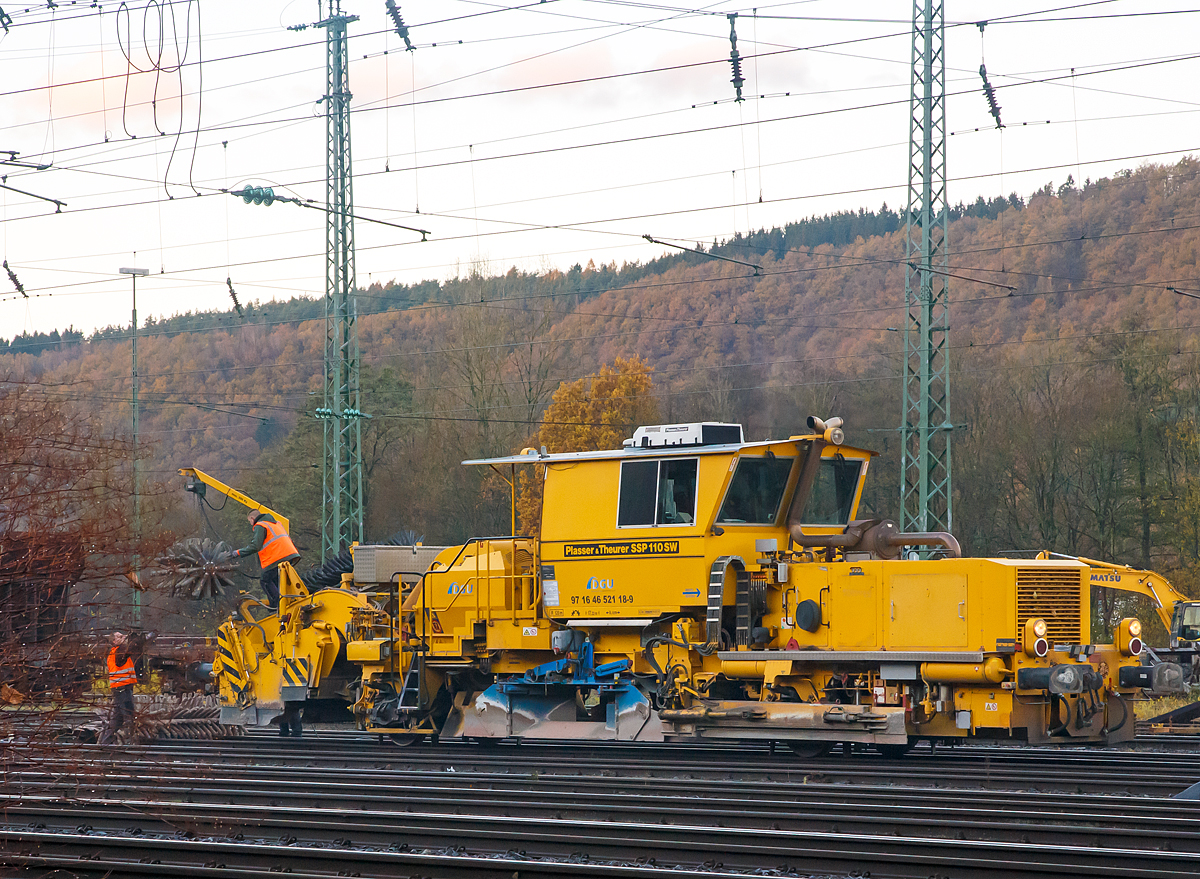 
Betzdorf/Sieg den 18.11.2016: An der P & T Schnellschotterplaniermaschine SSP 110 SW (Schweres Nebenfahrzeug Nr. 97 16 46 521 18-9) der DGU (Deutsche Gleisbau Union) wird die Kehrwalze gewechselt.