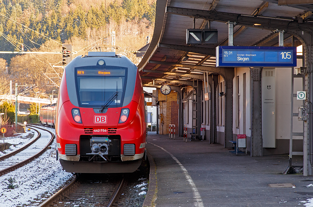 
Betzdorf/Sieg am 07.02.2015 
Eigentlich brauch das Bild nicht mehr Bildbeschreibung....;-) 
Zwei gekoppelte vierteilige Bombardier Talent 2 der DB Regio NRW, als RE 9  Rhein-Sieg-Express  (Aachen-Köln-Siegen), beim Halt im Bf Betzdorf/Sieg.