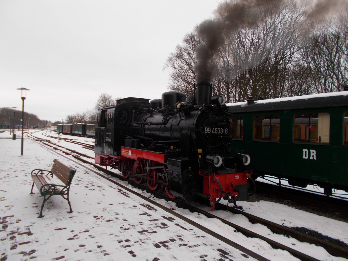 Bevor es f�r 99 4633,am 17.Januar 2016,zum Zug ging,wurde kurz am Bahnsteig auf dem Zugf�hrer gewartet.