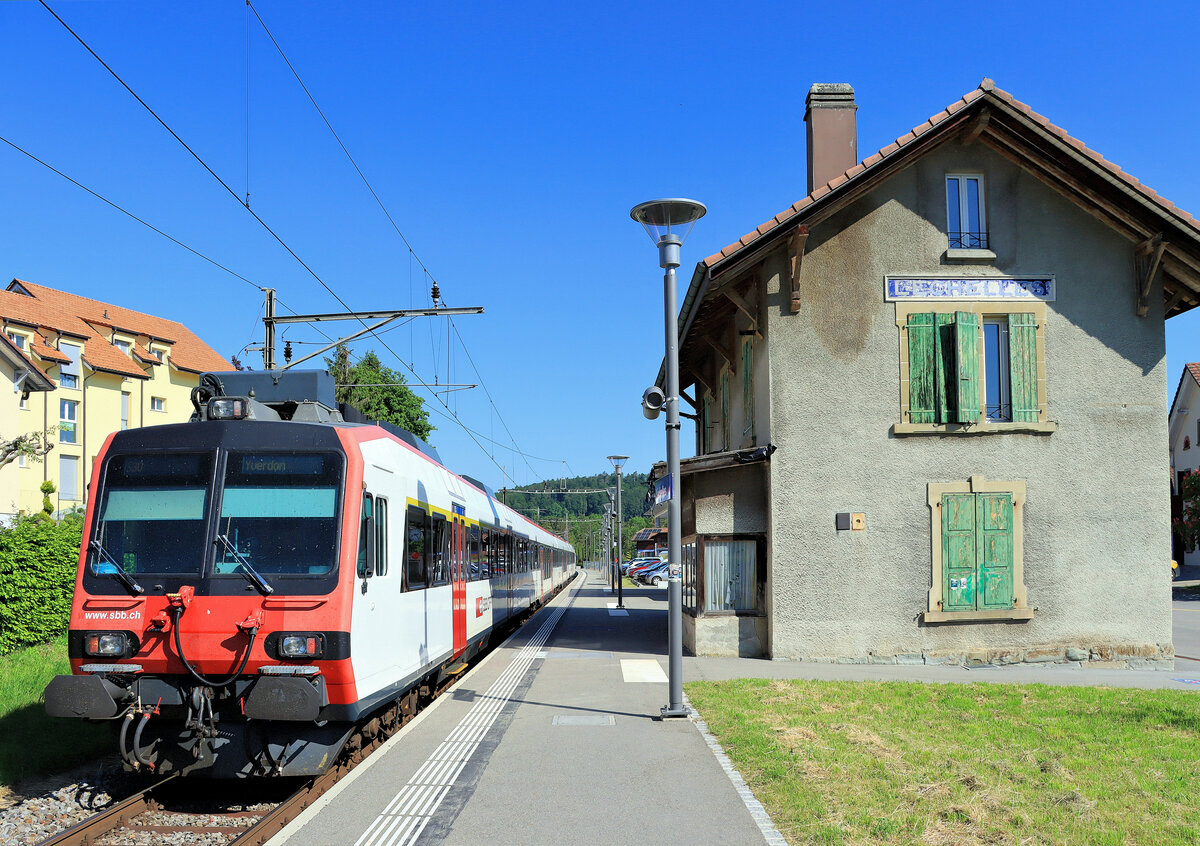 Bevor der neue kleine Bahnhof in Sicht kommt fühlt man sich im Blick auf den alten Bahnhof Léchelles an eine dieser typischen heruntergekommenen Landbahnhöfe im Ausland erinnert. Im Bild Steuerwagen ABt 39-43 842. 1.Juni 2021 