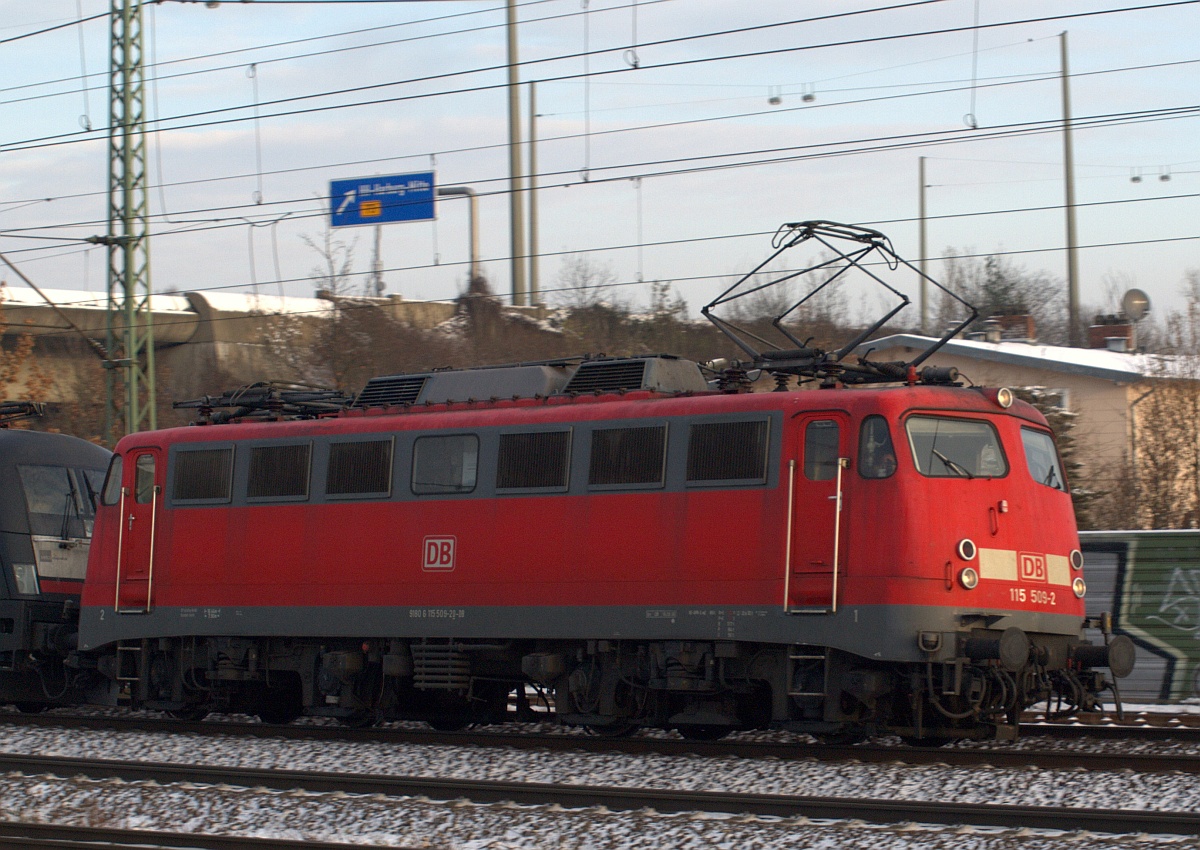 Bevor sie mit Werbung(07.09.2011) zugeklebt wurde fuhr E10 509/ 115 509-2(110 509-7)noch in ihrem verkehrsroten Farbkleid mit einem Pbz durch Hamburg-Harburg. 04.12.2010