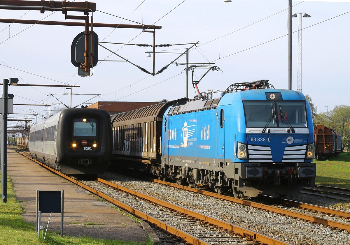 Bevor der Zementleerzug nach Deuna Pattburg verlassen kann, muß er noch die Ausfahrt der  Gumminase  DSB MF 5091/5291 nach Flensburg abwarten, 01.05.2023